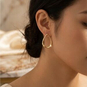 Elegant Gold Teardrop Earrings
